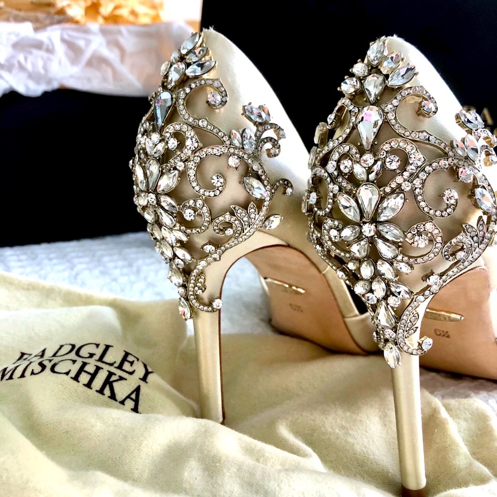 Badgley Mischka embellished Karma pump NWOB